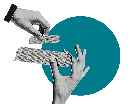 Imagem de duas mãos, cada uma com um recorte de matéria de jornal em cada mão.